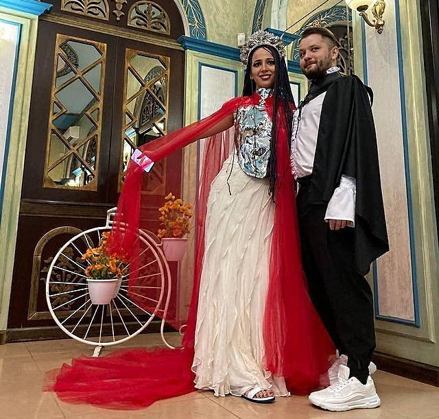 Звезда «Битвы экстрасенсов» Шульгина и ее жених выбрали для свадьбы оригинальные наряды
